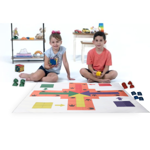 Jogo de Ludo Gigante LDM – crianças brincando com o tapete e as peças em espuma
