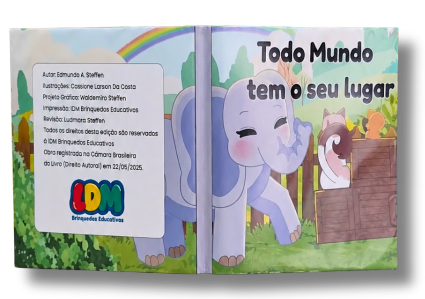Livro Todo Mundo Tem o Seu Lugar aberto, com capa e contracapa